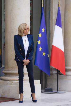 Brigitte Macron sur les marches du palais de l'Elysée mercredi 17 octobre.