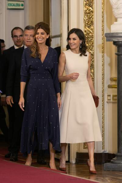 La reine Letizia d'Espagne portait une robe longue crème de la marque espagnole Pedro del Hierro