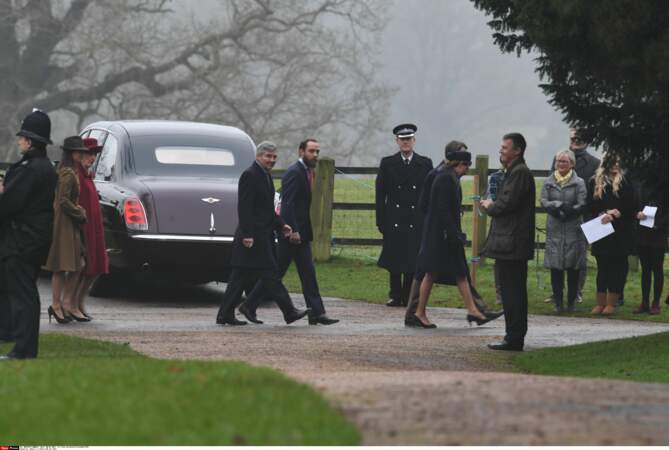 PHOTOS - Kate et Pippa Middleton avec Elizabeth II: un dimanche en famille