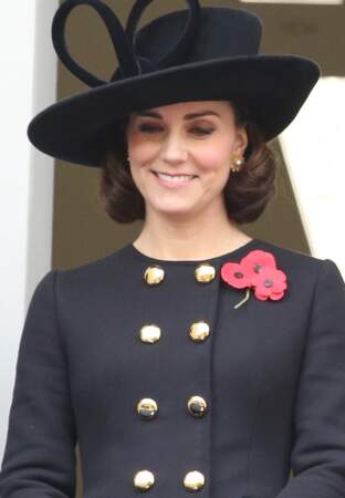 La duchesse de Cambridge a dissimulé son baby bump sous un manteau d'inspiration militaire de la marine.