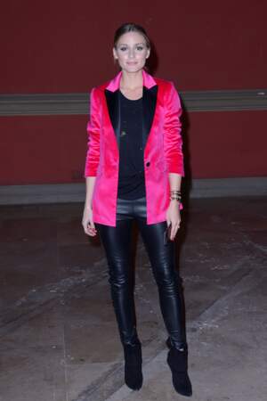 Olivia Palermo joue le mix & match d'un slim en cuir avec un manteau rose flashy