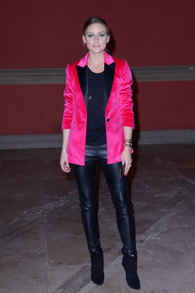 Olivia Palermo joue le mix & match d'un slim en cuir avec un manteau rose flashy