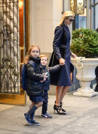 Même pour emmener ses enfants à l'école, Ivanka Trump habille tout le monde en total look noir et bleu marine