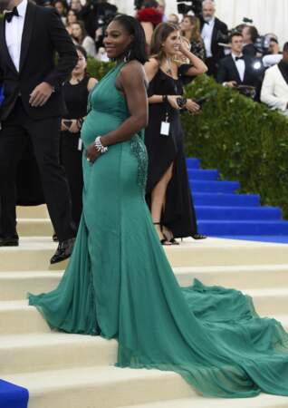 Dans une robe vert émeraude Versace, Serena est sublime