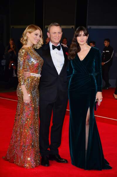 L'acteur prend la pose avec Monica Bellucci et Léa Seydoux pour la première de "Spectre" en 2015