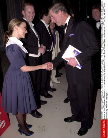 Le prince Charles et Kylie Minogue, après la pièce au Wyndham Theatre de Londres, le 21 novembre 2002