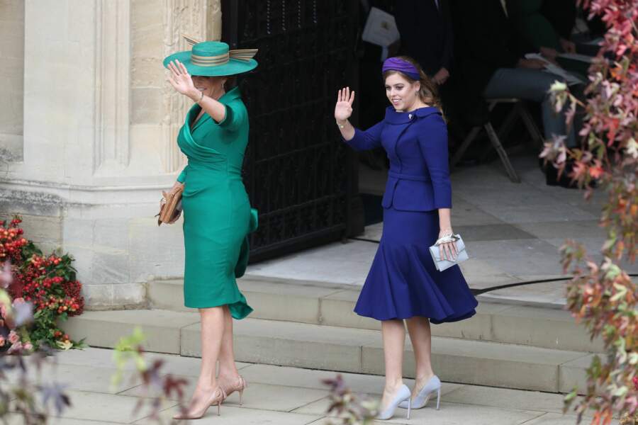 Sarah Ferguson, la mère d'Eugenie avec un grand chapeau, arrive avec la Beatrice dYork la soeur d'Eugenie, en bibi
