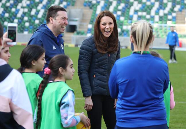 Kate Middleton en tenue de sport et tout sourire