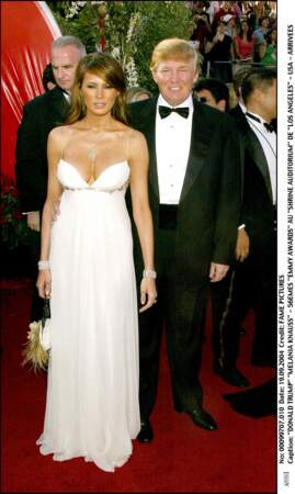 Melania au bras de Donald Trump lors de cérémonie des Emmy Awards, le 19 septembre 2004 à Los Angeles, avec une longue robe blanche très glamour.