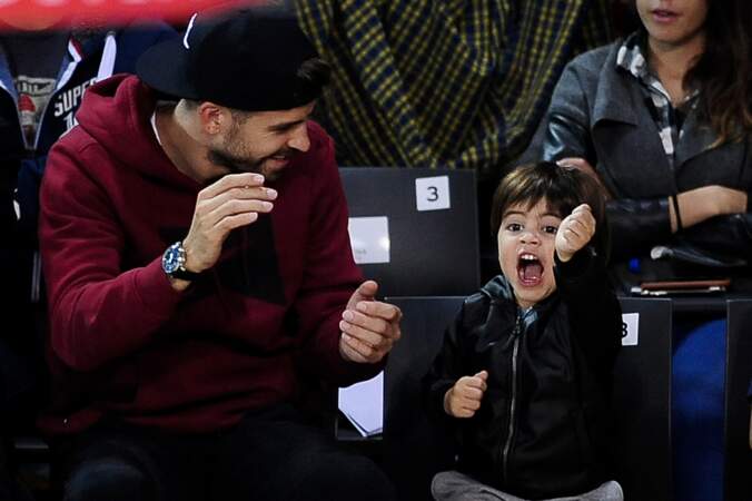 Gérard Piqué et son fils enthousiastes pendant le match