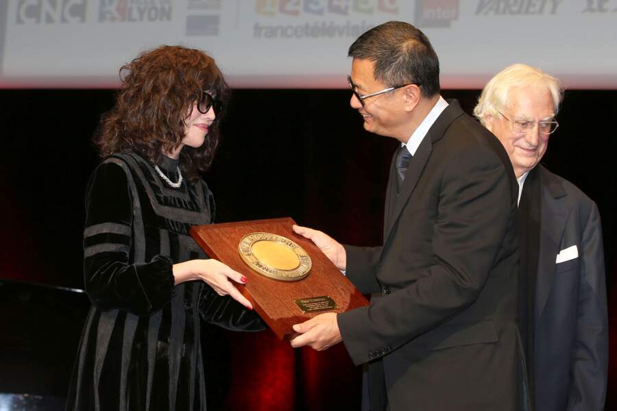 Isabelle Adjani a remis le prix Lumière au réalisateur Wong Kar-Wai 