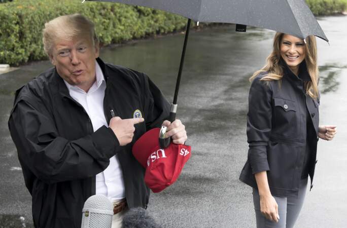 Melania Trump rejoint son mari sous la pluie