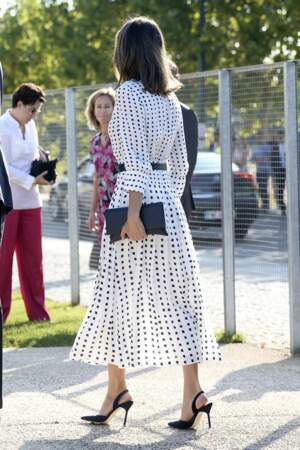 Sous toutes les coutures, la reine Letizia d'Espagne éblouit dans sa robe Massimo Dutti, disponible sur... Amazon !