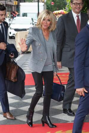 Brigitte Macron séjourne à l'hôtel 'The Pierre' durant son passage à New York