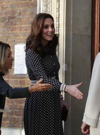 Kate Middleton en robe Kate Spade et pochette Mulberrry