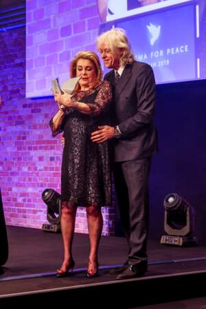L'occasion pour les autres invités du gala Cinema For Peace de découvrir la robe courte de Catherine Deneuve