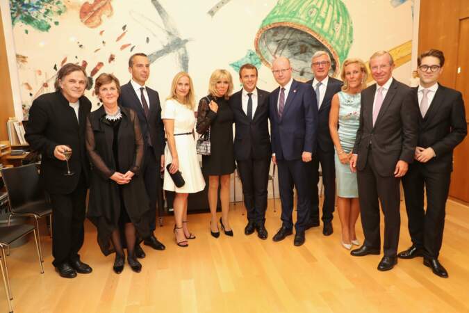 Photo de famille à Salzburg avec Brigitte Macron très chic tout en noir