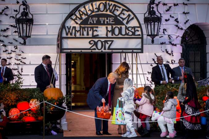 Donald et Melania Trump saluent les enfants venus fêter Halloween à la Maison Blanche
