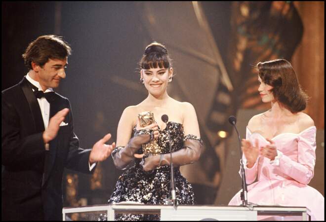 Mathilda May, en robe bustier Paco Rabanne, reçoit le César du meilleur espoir féminin en 1988 