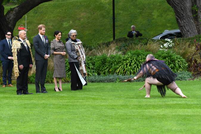 Dès leur arrivée, le duc et la duchesse de Sussex ont assisté à une cérémonie traditionnelle de bienvenue