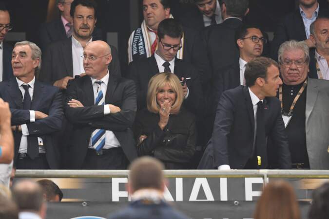 Brigitte Macron cache un rire derrière sa main