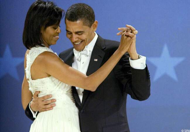 Barack fait danser Michelle au bal pendant sa soirée d'investiture à Washington, le 20 janvier 2009