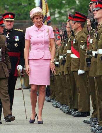 La princesse Diana en tailleur rose à bouton Gianni Versace, lors d'une visite des troupes à Canterbury en 1995
