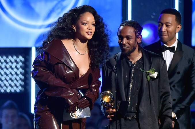Rihanna, en robe Alexandre Vauthier et mise en beauté Fenty Beauty, reçoit son Grammy au côté de Kendrick Lamar
