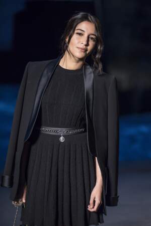 Leïla Bekhti, très chic en veste de smoking et jupe plissée noire lors du défilé Croisière au Grand Palais à Paris