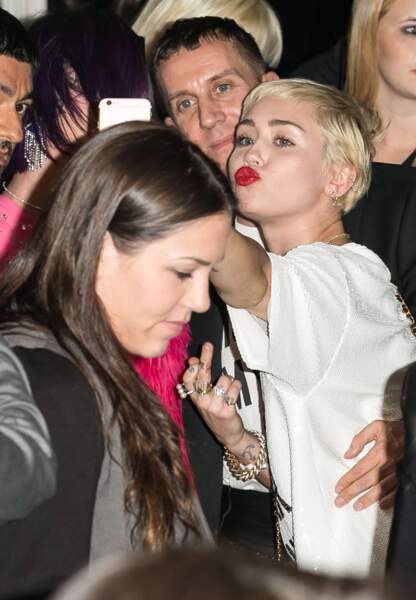 Miley Cyrus en plein selfie avec Jeremy Scott 