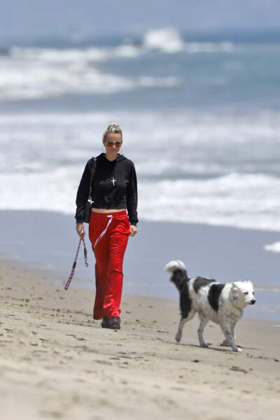Laeticia Hallyday promène Cheyenne, la chienne recueillie par Johnny, sur une plage de Malibu le 10 mai.