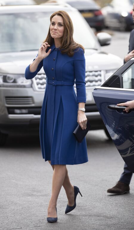 Kate Middleton dans un total look bleu recycle une robe de 2017