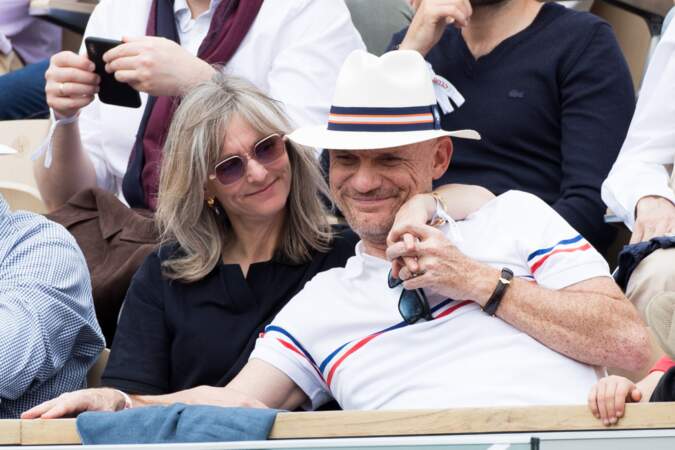 Gaëtan Roussel et sa compagne Clarisse Fieurgant dans les tribunes lors des internationaux de tennis de Roland Garr