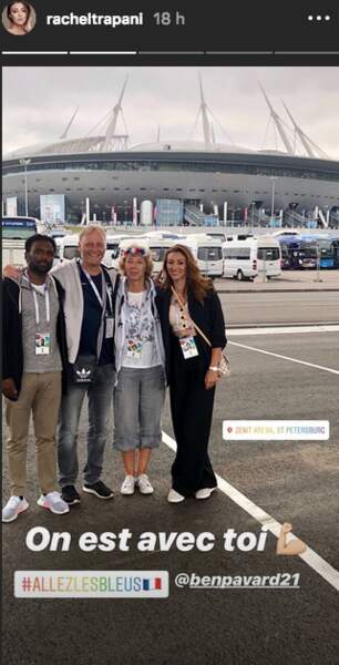 Rachel Legrain-Trapani pose avec les parents de Benjamin Pavard avent la demi-finale France - Belgique