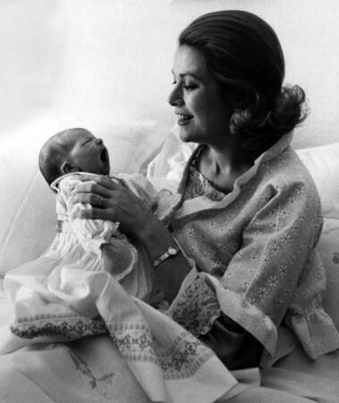Premiere photo de la princesse Stephanie avec sa mère la princesse Grace, le 6 février 1965 à Monaco.