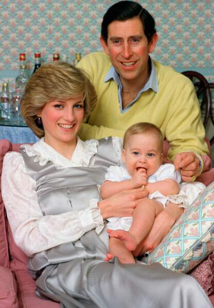 Le Prince William dans les bras de ses parents