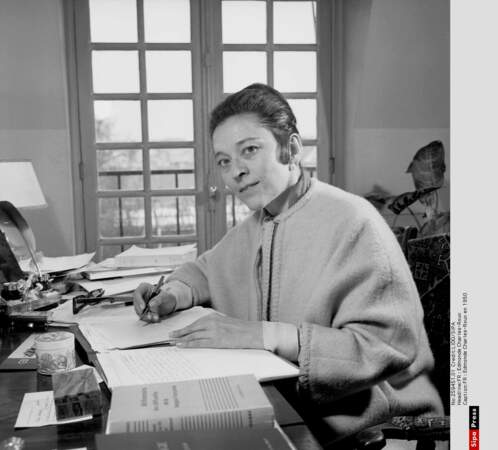 Edmonde Charles-Roux, chez elle, à son bureau, en 1950
