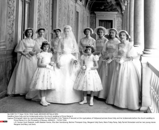 Grace Kelly et son cortège de demoiselles d'honneur juste avant d'entrer dans la Cathédrale de Monaco
