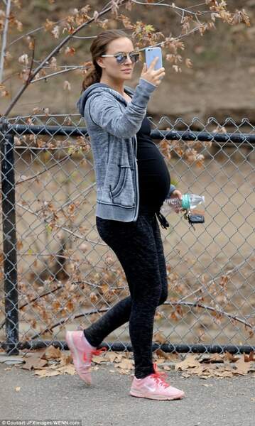 Natalie Portman très enceinte choisit de prendre en photos les paparazzis