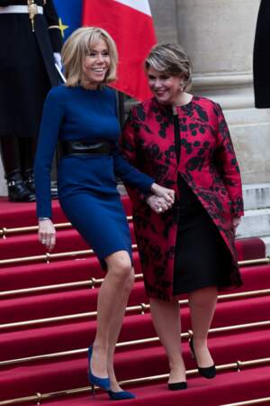 En robe bleue cintrée Louis Vuitton pour recevoir Maria Teresa de Luxembourg le 19 mars 2018 à l'Elysée