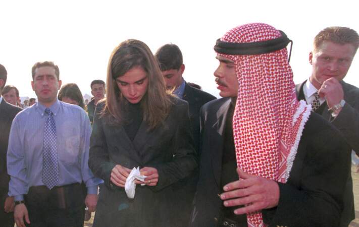 Rania de Jordanie, très touchée lors d'une visite dans un camp de réfugiés à Skopje en Macédoine, le 8 avril 1999