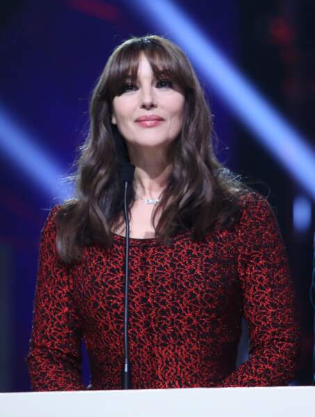 Monica Bellucci splendide dans une robe rouge et noire signée Azzedine Alaïa, le créateur disparu depuis un an