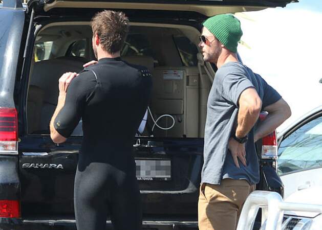 Liam Hemsworth et son frère Chris Hemsworth, finissant d'enfiler sa combinaison