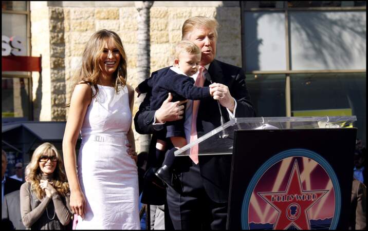 Donald Trump reçoint son étoile sur le Walk Of Fame aux côtés de sa femme Mélanie et de leur fils Barron, en 2007