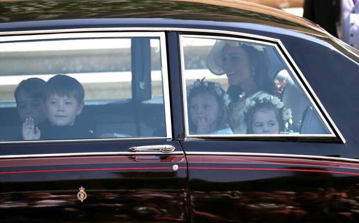 On y voit le prince George (au fond à gauche) face à sa mère Kate Middleton et la princesse Charlotte (devant)