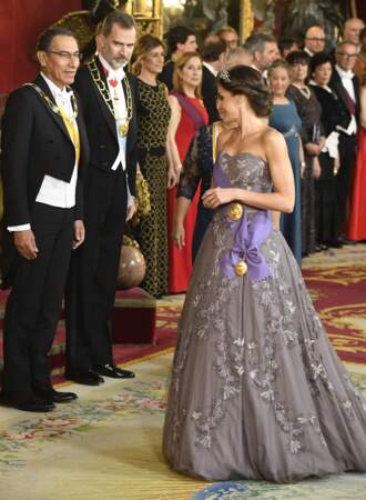 La reine Letizia d'Espagne, accueille le président du Pérou et sa femme au Palais Royal à Madrid le 27 février