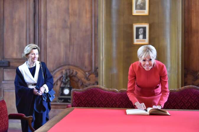 Brigitte Macron en robe rouge avec Sonja de Norvège, à Rouen
