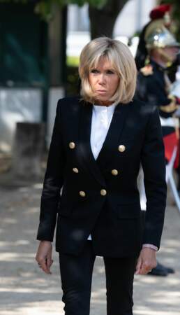 Brigitte Macron porte un blazer inspiration marin Balmain, 100% laine, version 2018.