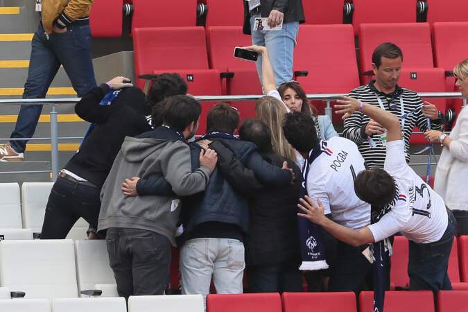 Pause selfie pour Vianney, Nagui, sa femme, Jean-François Piège et Bruno Guillon lors de la Coupe du monde