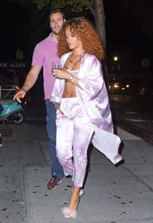 Rihanna, en pyjama et petites mules en fourrure à New York en juillet 2015